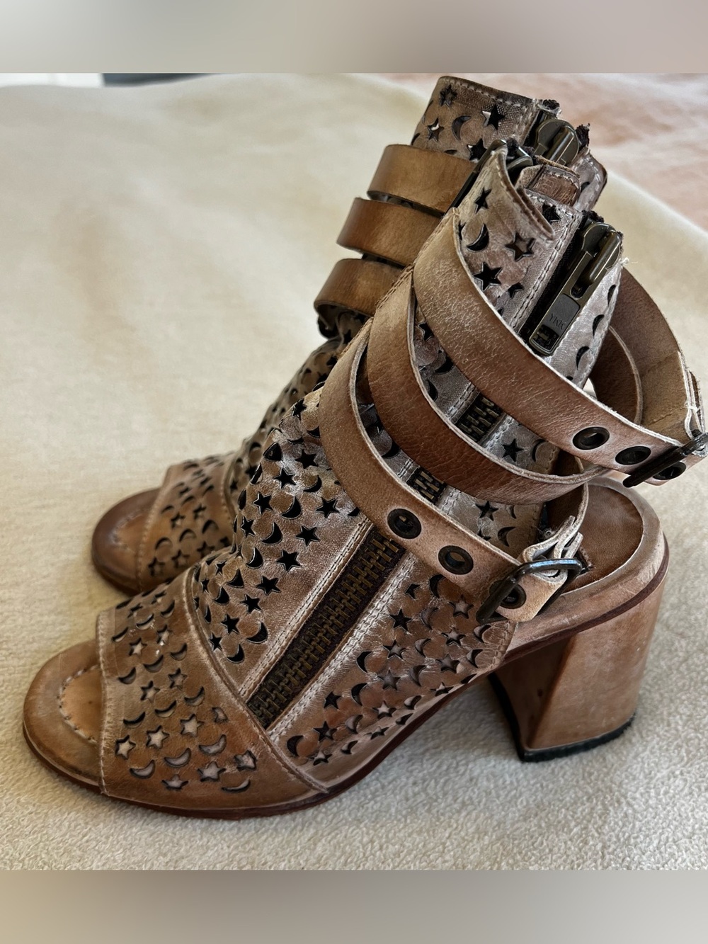Freebirds Theresa Moons Stars Heels Genuine Leather Taupe Size 7 boho Freebird